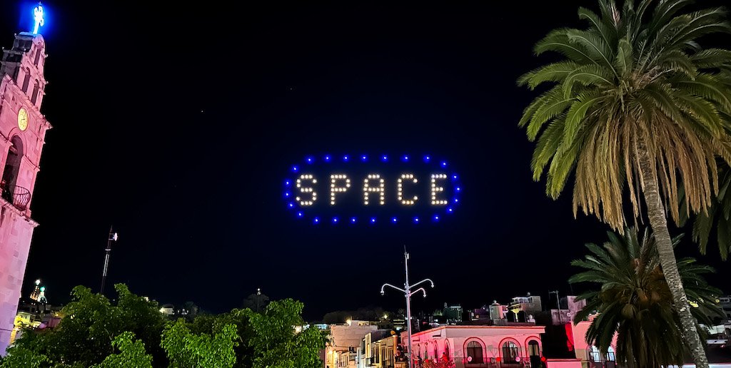 ILUMINANDO EL CIELO CON DRONES